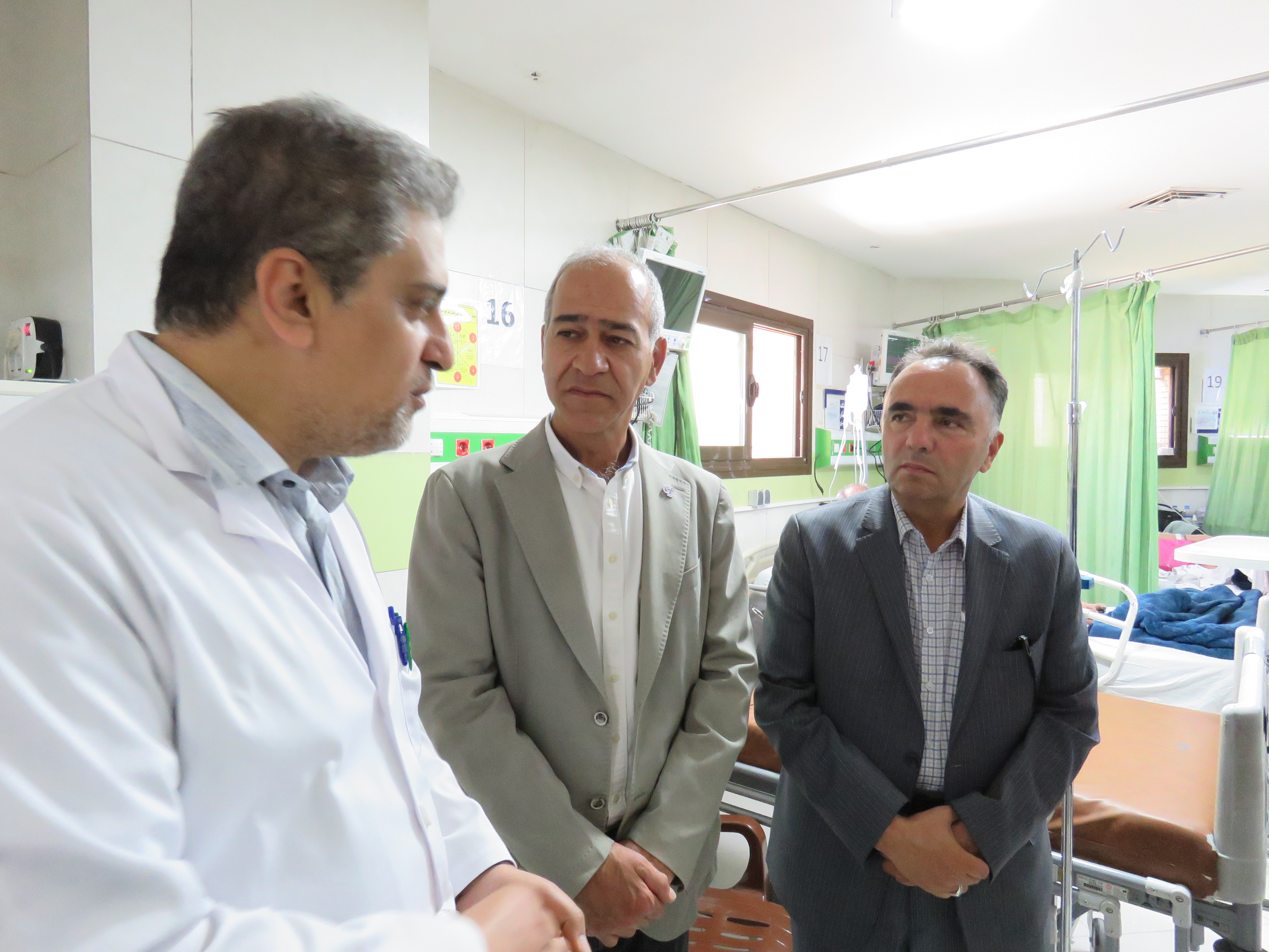 اهدای صندلی‌های تختخواب‌شو به همراه بیماران در بیمارستان افضلی‌پور کرمان