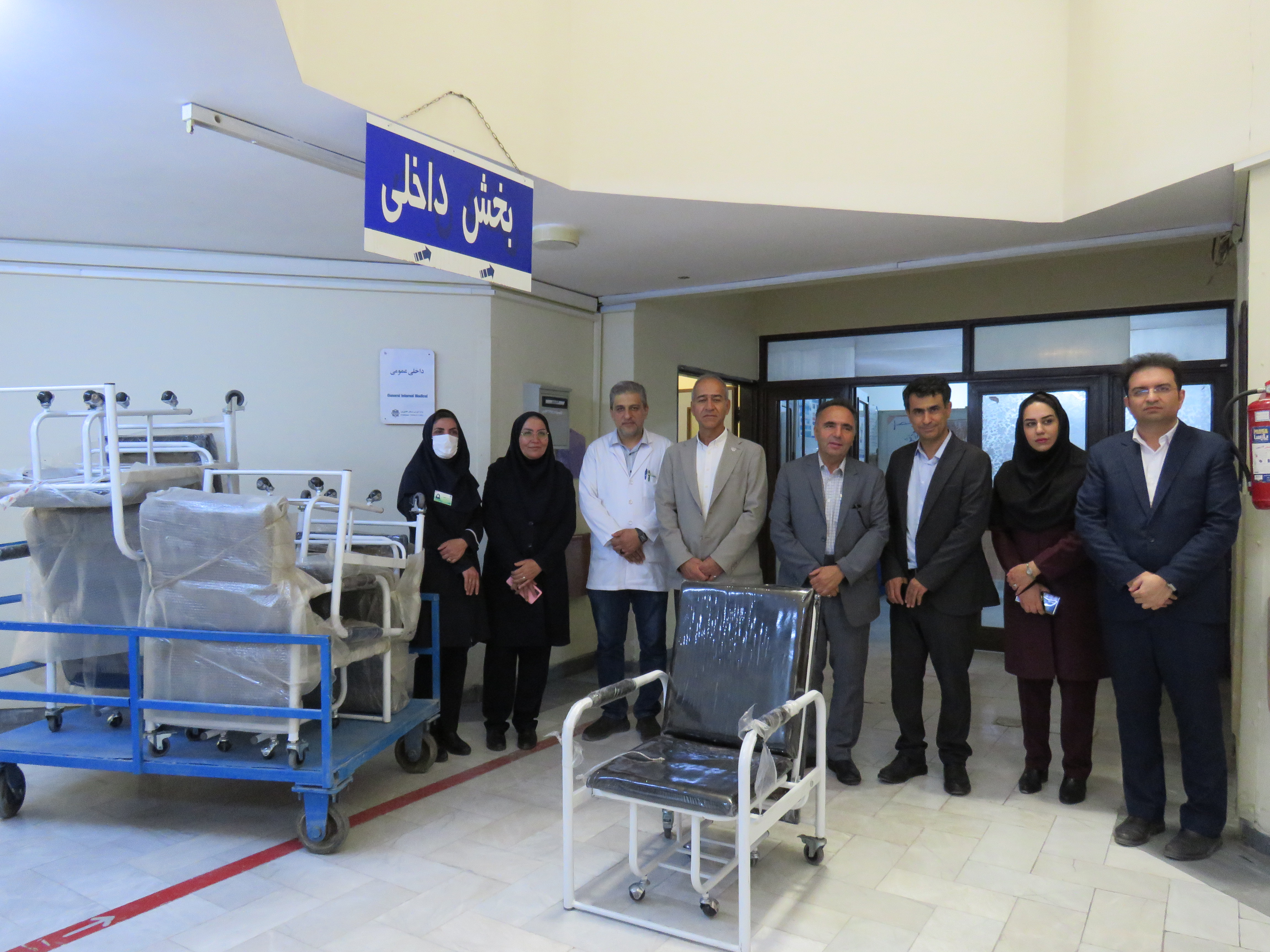 اهدای صندلی‌های تختخواب‌شو به همراه بیماران در بیمارستان افضلی‌پور کرمان