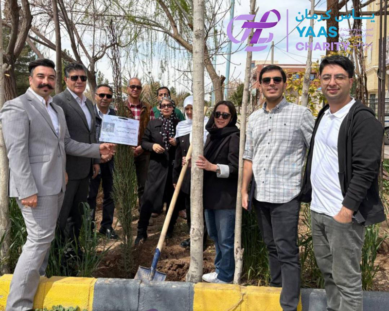 غرس درخت به نام مرحوم مهرداد نیک نفس داوطلب انجمن یاس کرمان